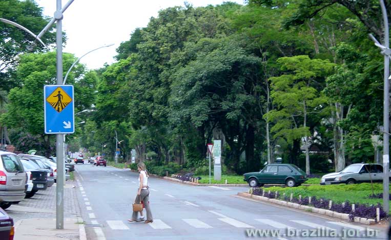 Faixa de pedestres na via W4 sul, entre a quadra residencial 713 e a entrequadra de comércio e serviços