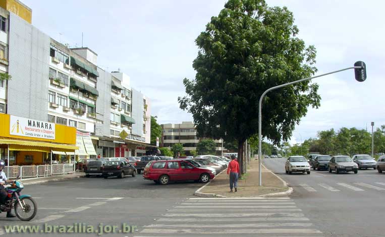 Cruzamento da Via W4 norte com as vias comerciais das quadras residenciais 700