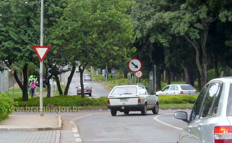 Balão (rotatória) de conexão das vias W4 e W5 com a via transversal às quadras 700 e 900