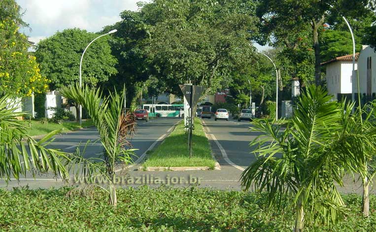 Trecho da via de ligação entre a W3 e a W4, entre as quadras residenciais 704 e 705 da Asa Sul