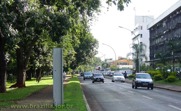 Trecho da via W4 sul entre a quadra residencial 705 e os prédios comerciais e de serviços da entrequadra 705/905