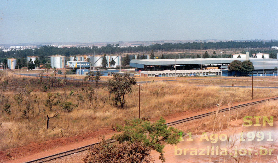 Início do Setor de Inflamáveis (SIN) visto do alto da Via Estrutural (EPCL), com a ferrovia em primeiro plano