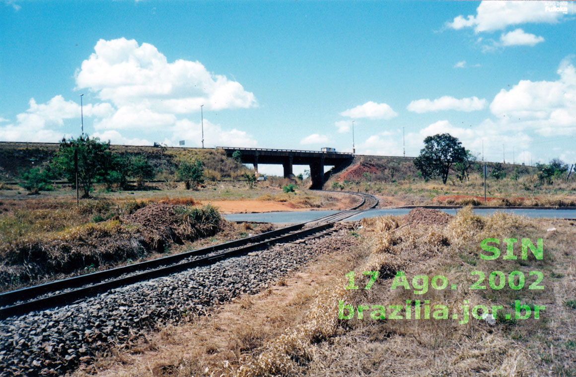 Segunda passagem de nível sobre os trilhos, próximo ao viaduto da Estrutural