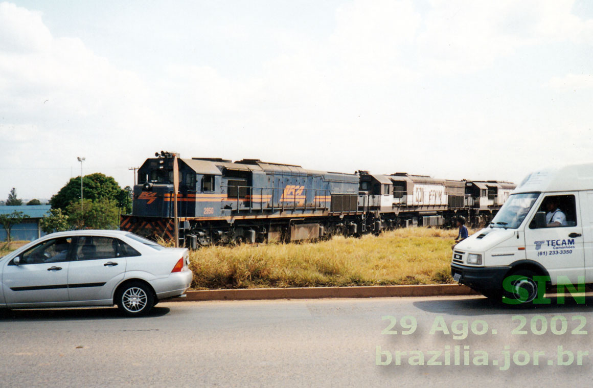 Locomotivas manobrando trem de vagões de areia no SIA