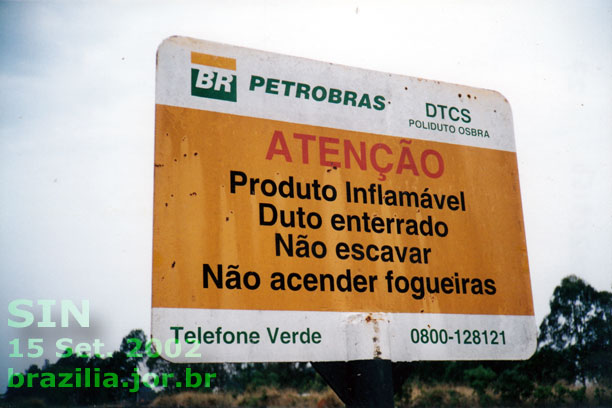 Placa do Oleoduto São Paulo - Brasília (Osbra)  na verdade, um poliduto  ao lado do ramal ferroviário do Setor de Inflamáveis (SIN) de Brasília