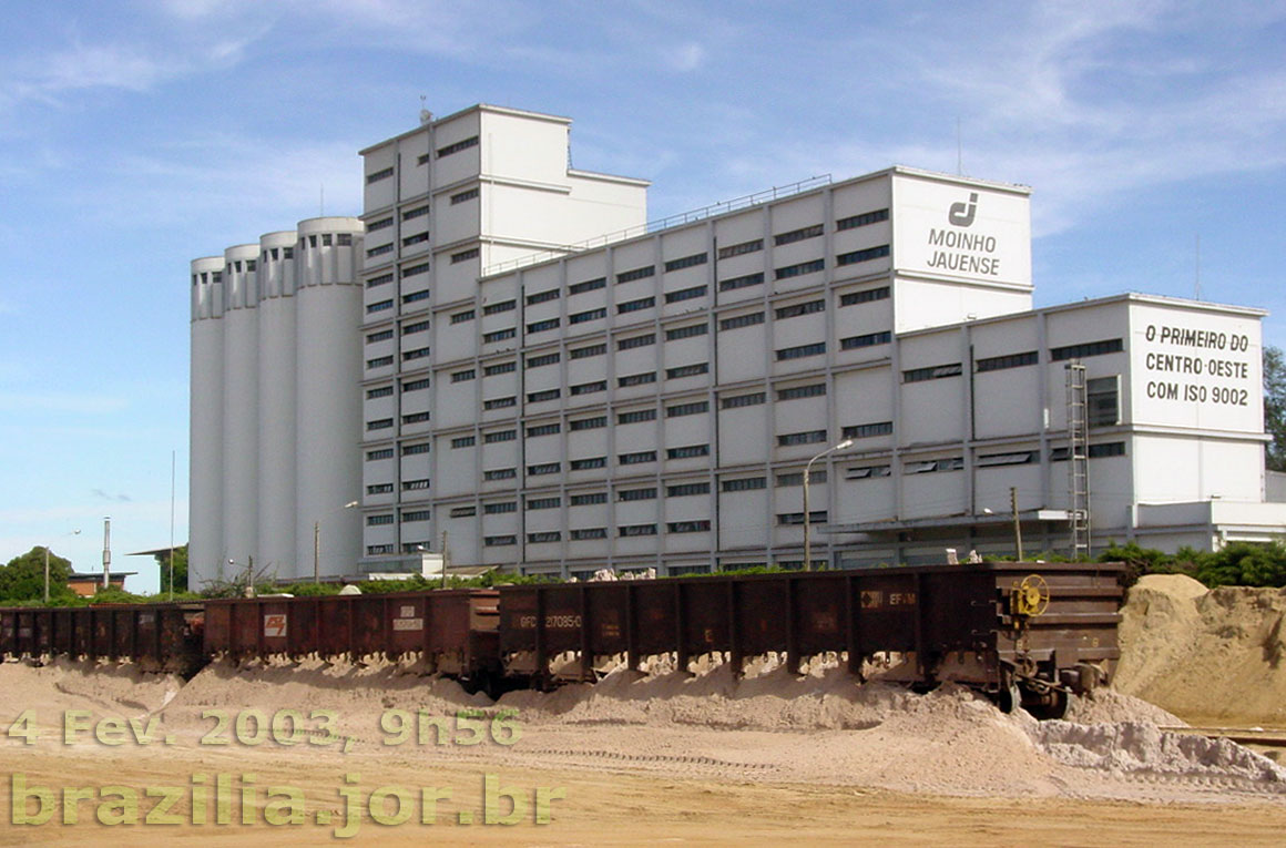 Vagões gôndola no desvio ferroviário do pátio de areia, no Setor de Indústria e Abastecimento (SIA) de Brasília